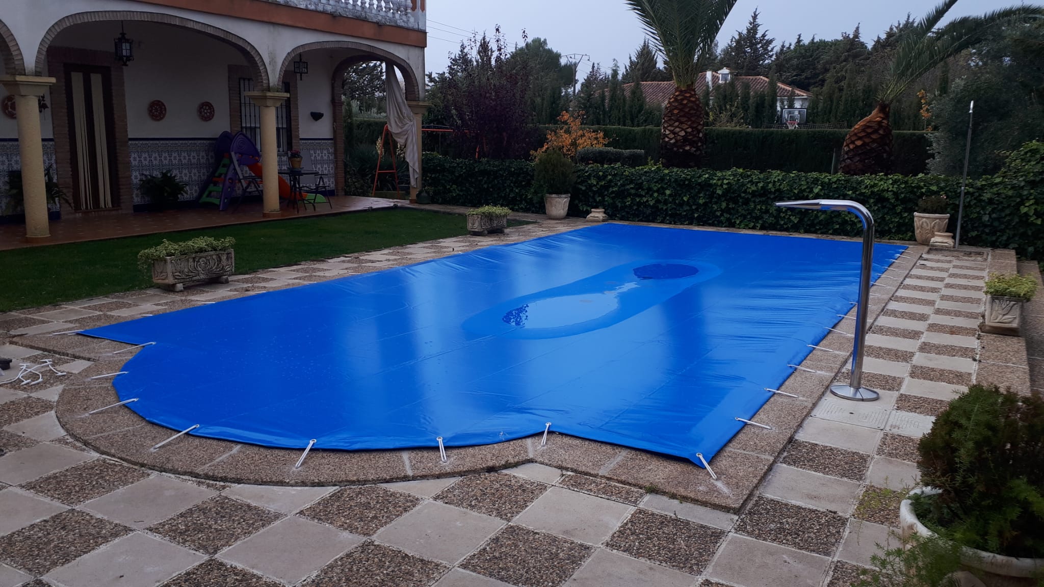 instalacion-de-lona-para-cubrir-piscina